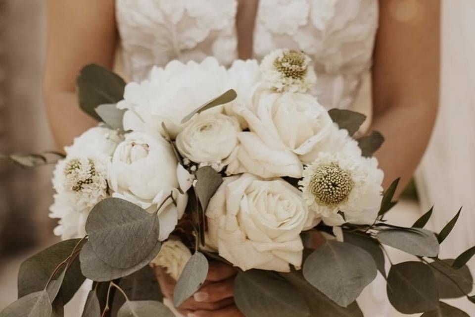 All white bridal bouquet