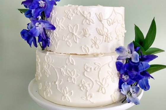 Piped cake with flowers