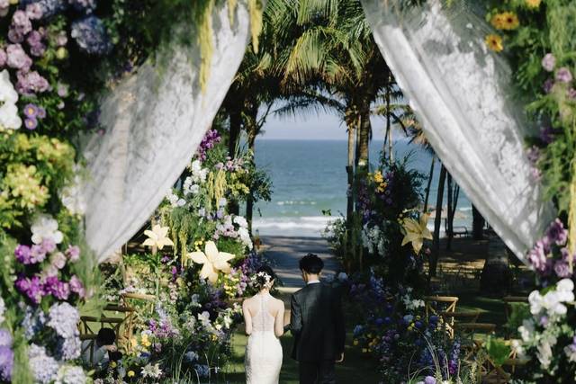 Golden Hour Vows in the Garden