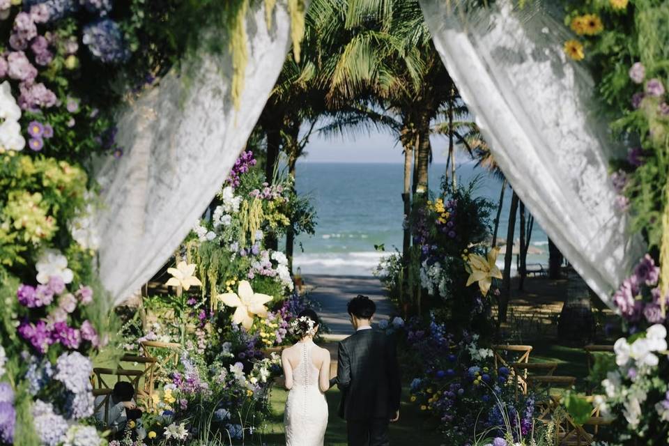 Golden Hour Vows in the Garden
