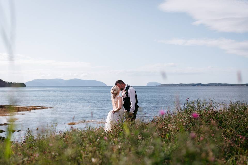 Kiss by the ocean