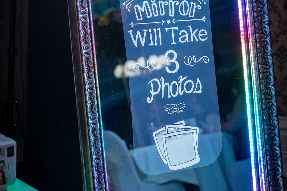 Mirror booth welcome screen