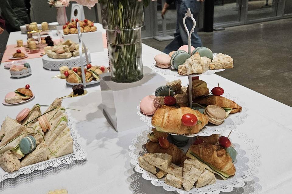 Mini scones & Macaroons
