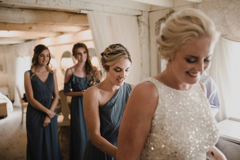 Bride getting ready B+L