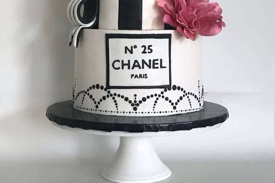 Egelgant Chanel cake