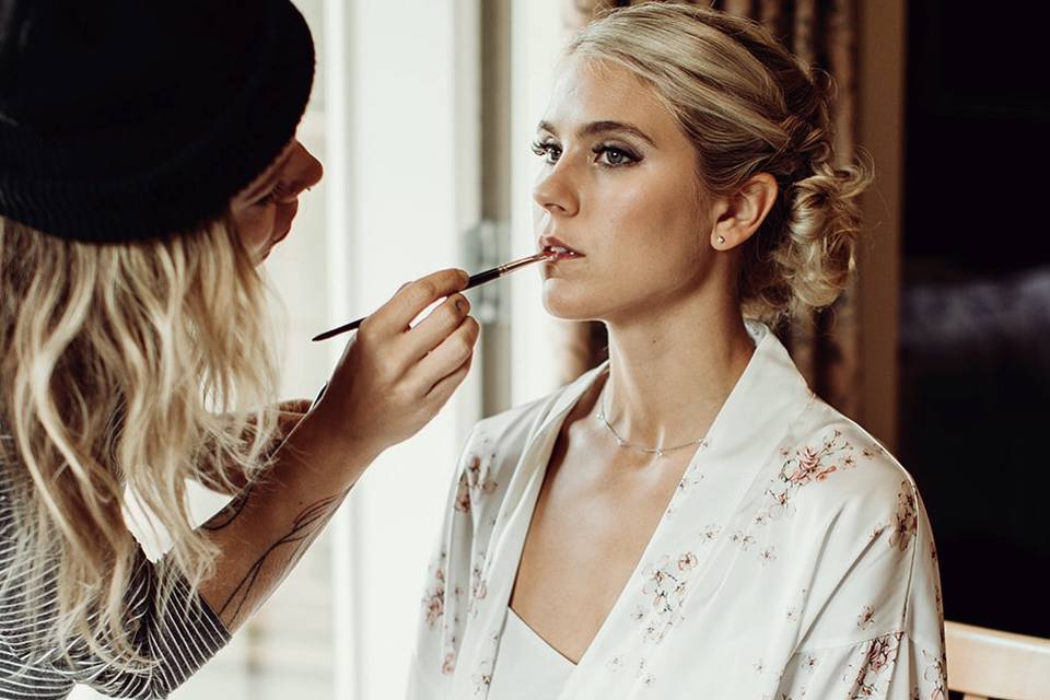 Final touches - wedding makeup