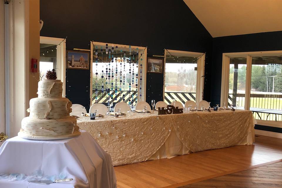 Head table with wedding cake