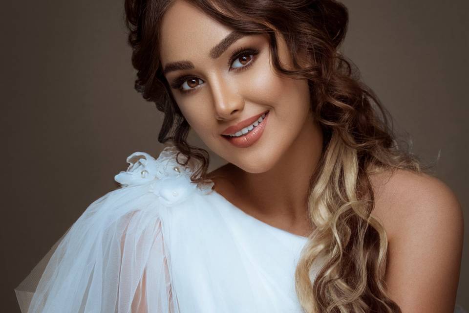 Glamorous bridal glam with gol