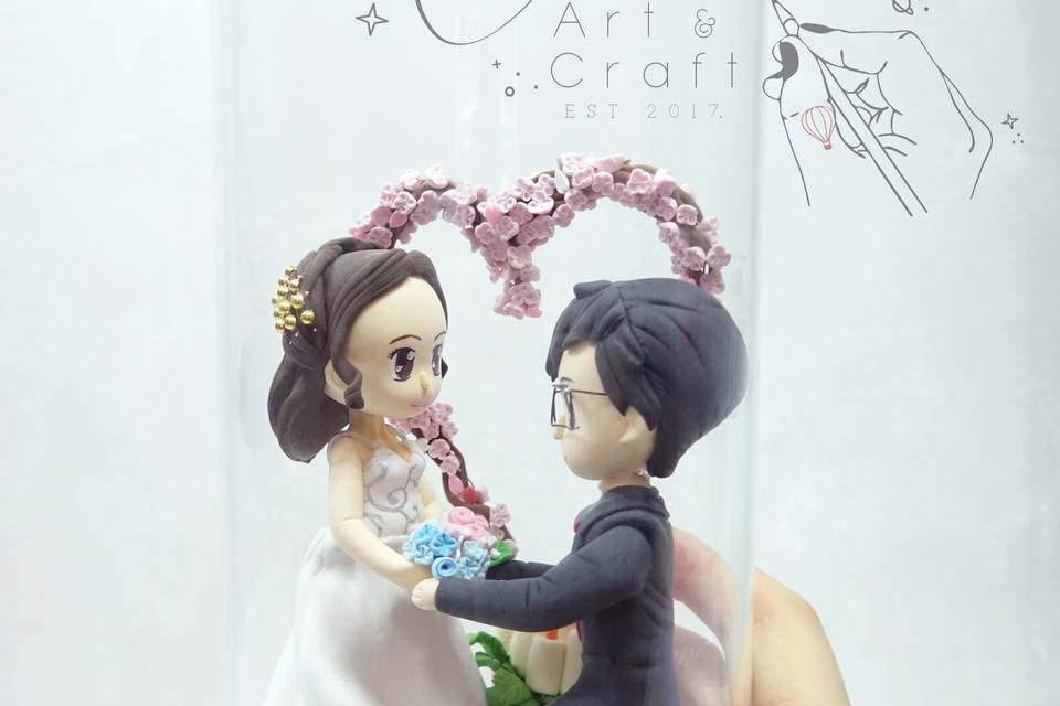 Cake topper with glass cover