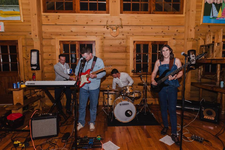 Room for a full band or dj