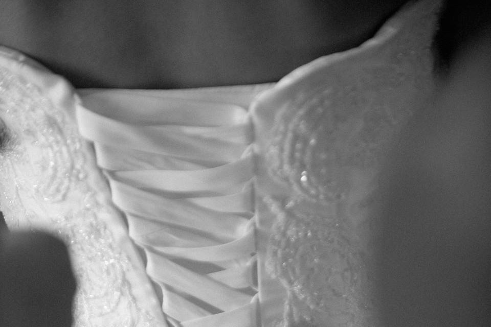 Details of the brides dress