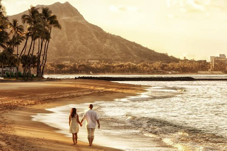 Hawaii%20beach%20couple.jpg