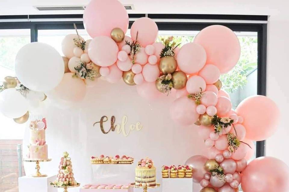 Balloons garland with round wh