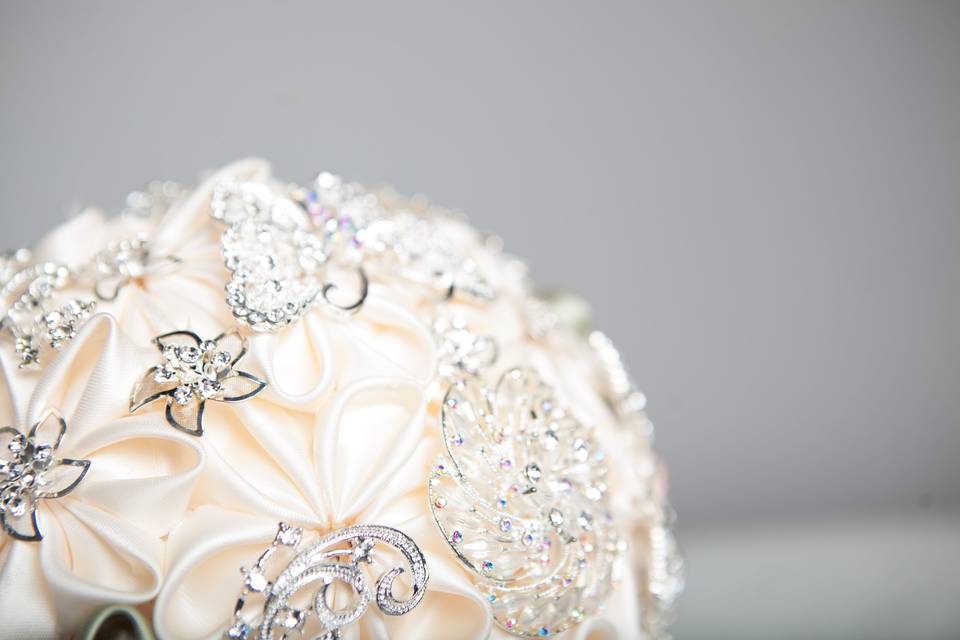 Ribbon and brooch Bouquet