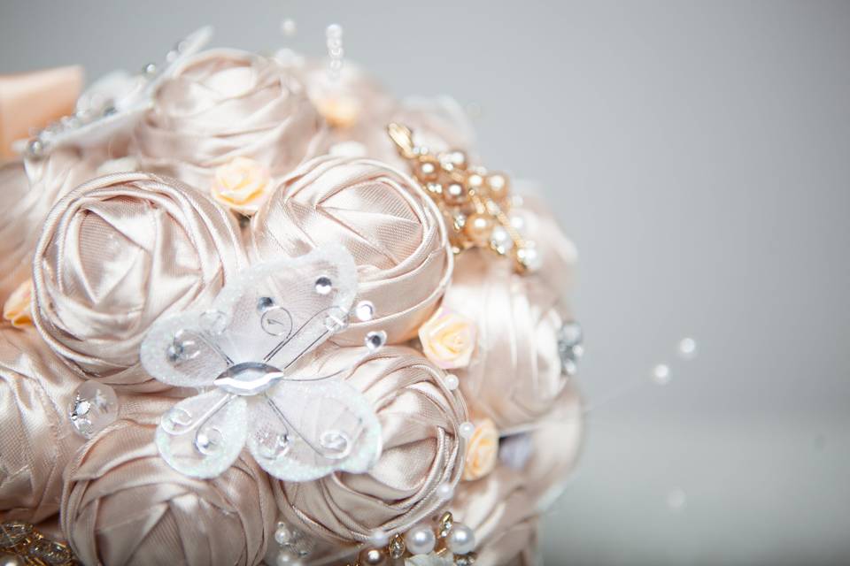 Rose ribbon and brooch bouquet