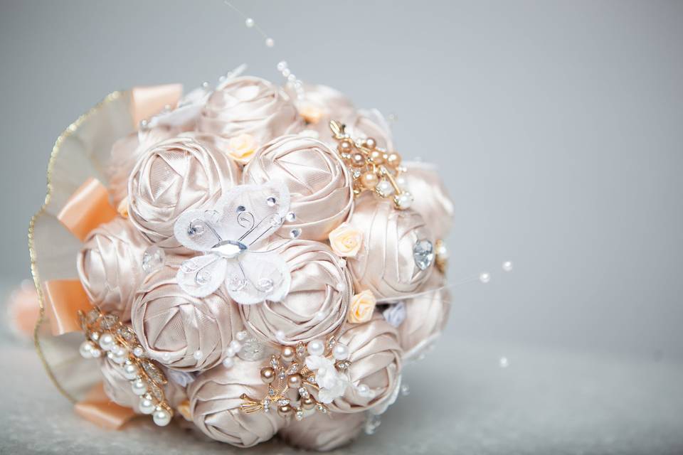 Rose ribbon and brooch bouquet