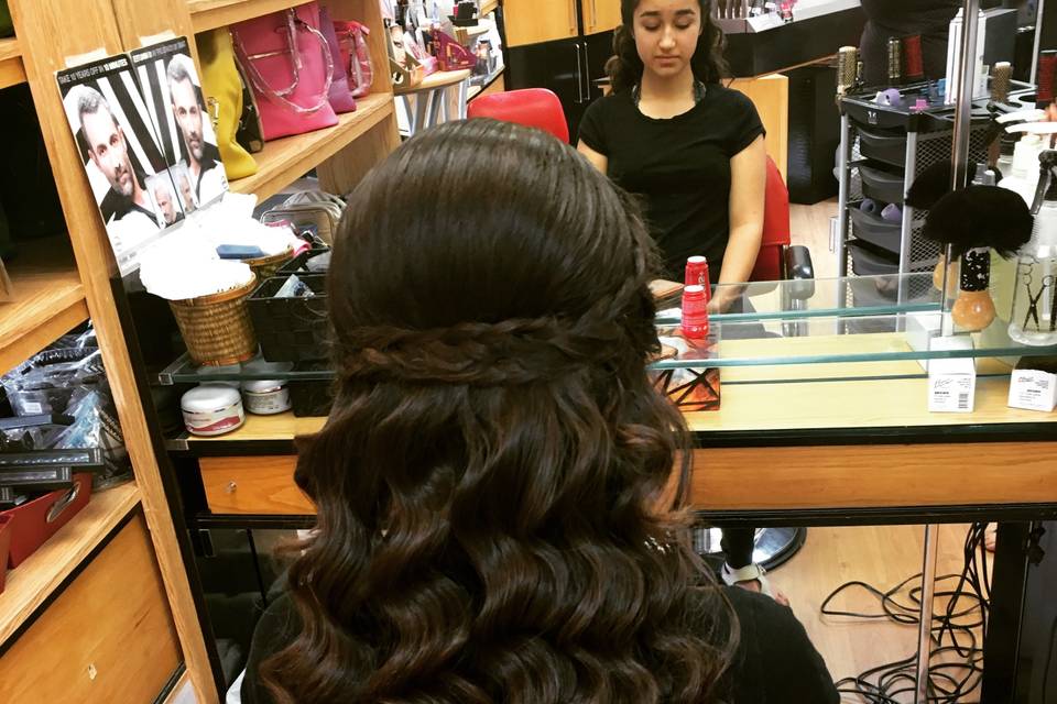 Wavy hairstyle with braid