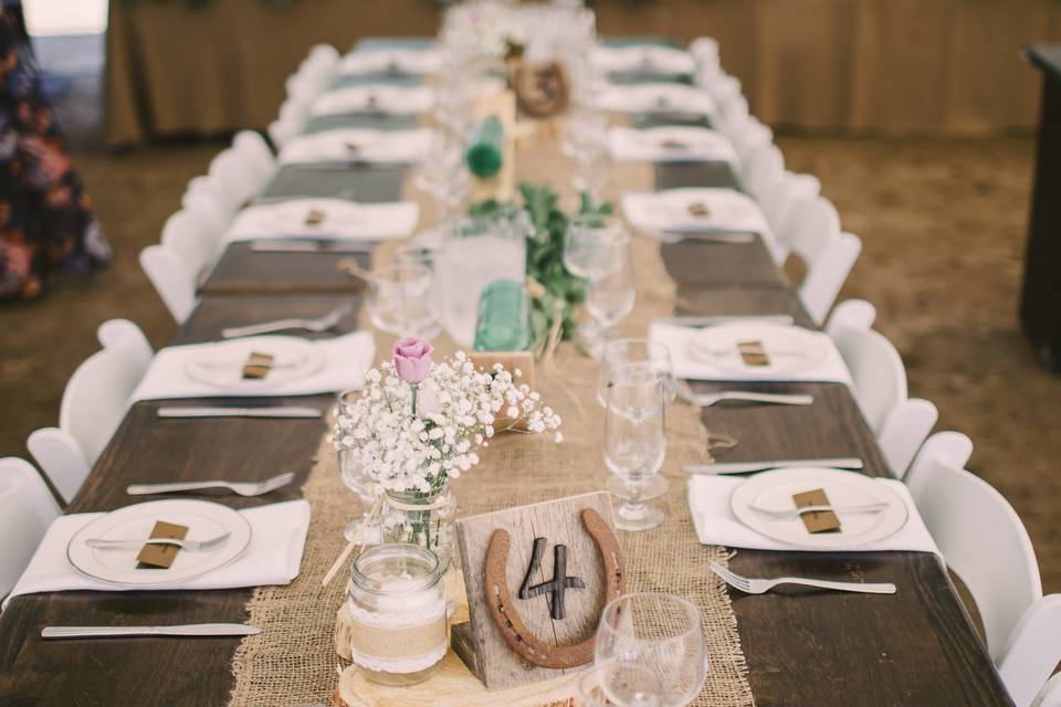 A horseshoe table marker