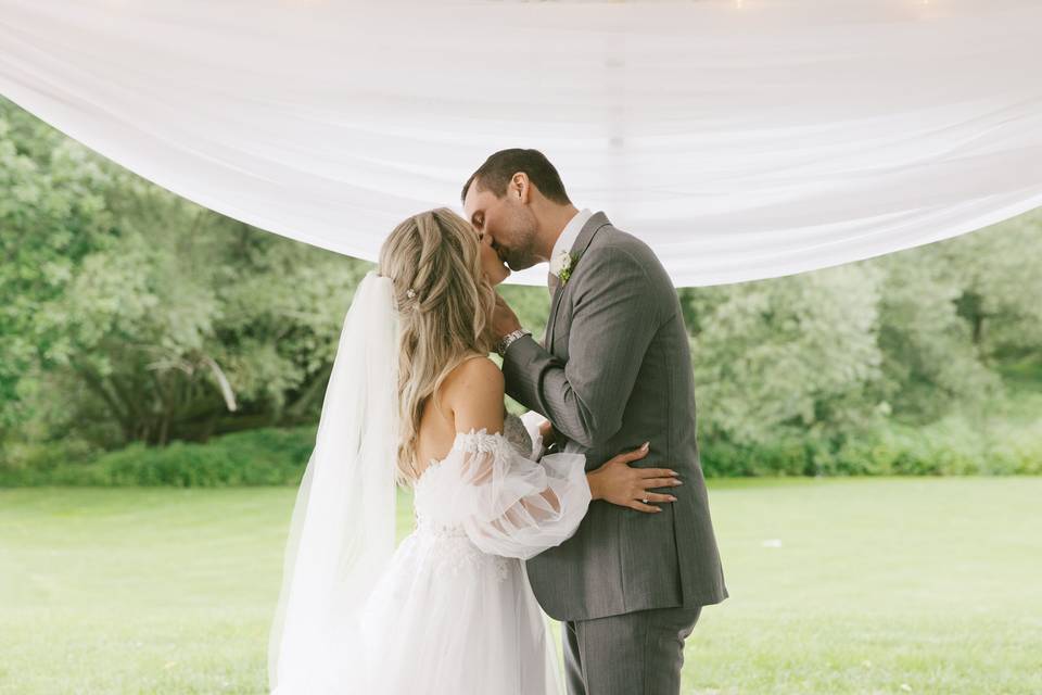 Ceremony kiss