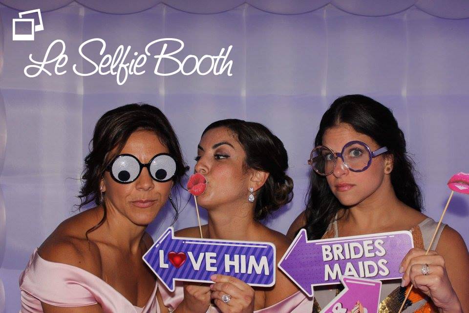 Le Selfie Booth Brides Maids.jpg