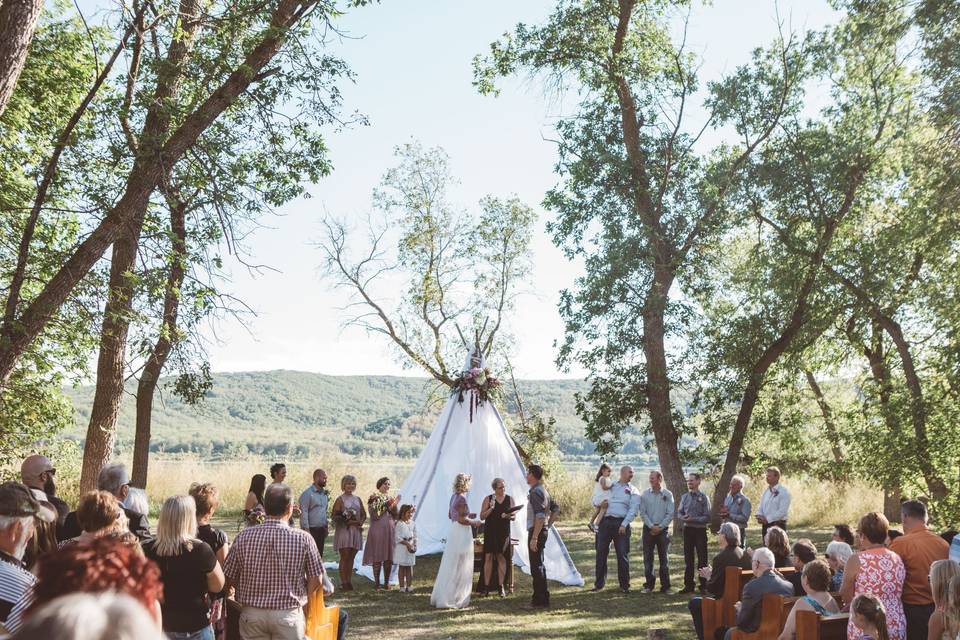 Round lake wedding