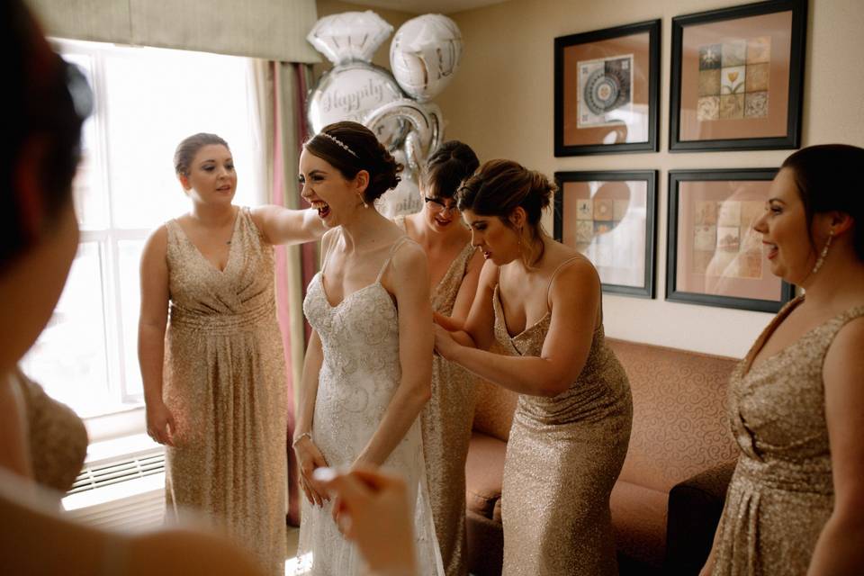 Getting ready - Amanda Thirkill Photography