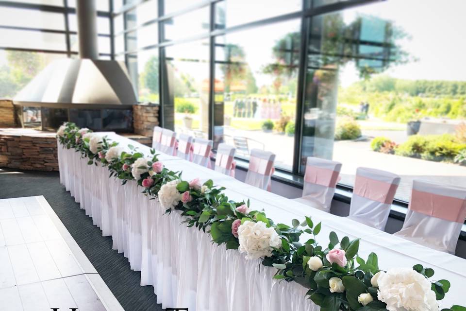 White elements for the head table