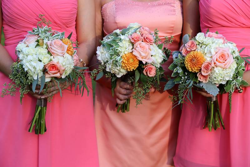 Jenn-bridesmaids-bouquets.jpg