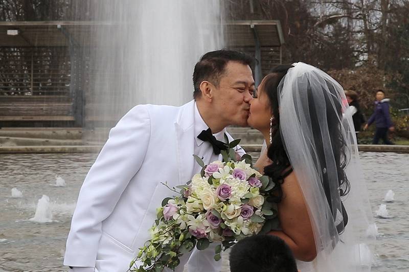 QE Park fountain kiss