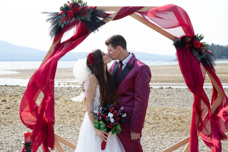 Kiss under the arch