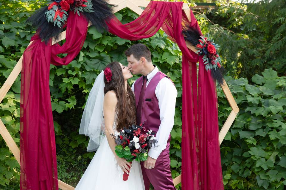Kiss under the arch in the yar