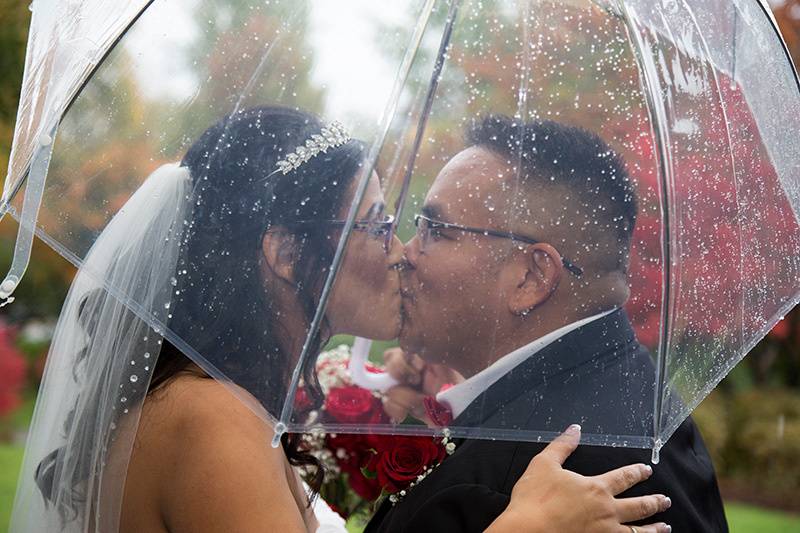 Deer Lake wedding kiss