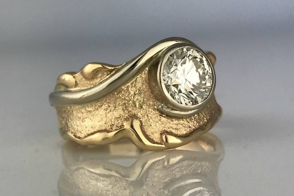Stunning diamond set in gold