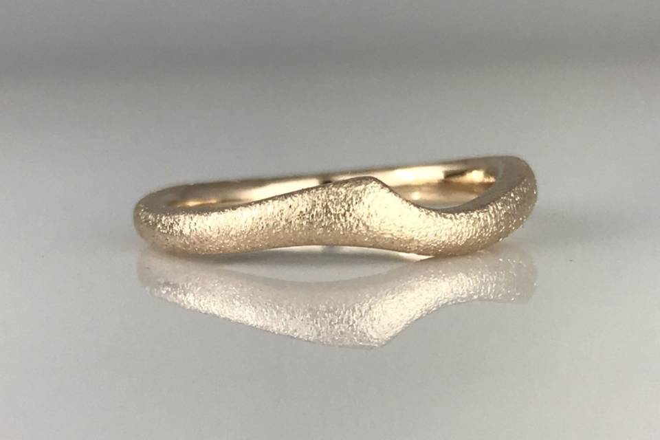 Sand crest wedding band