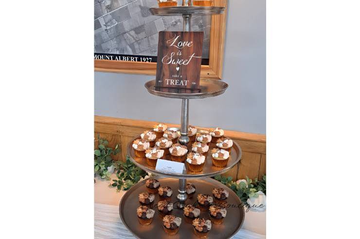 Barn Wedding Cupcakes
