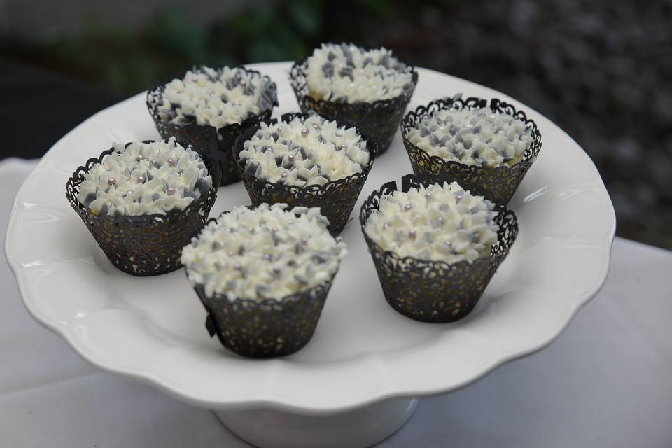 Grey & white cupcakes to match