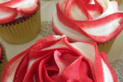 Red &white wedding cupcakes