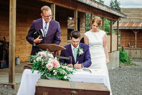 Signing table