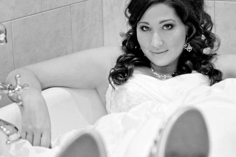 Bride posing in bathtub/hotel