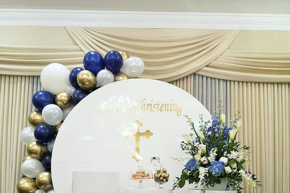 Round backdrop with balloons
