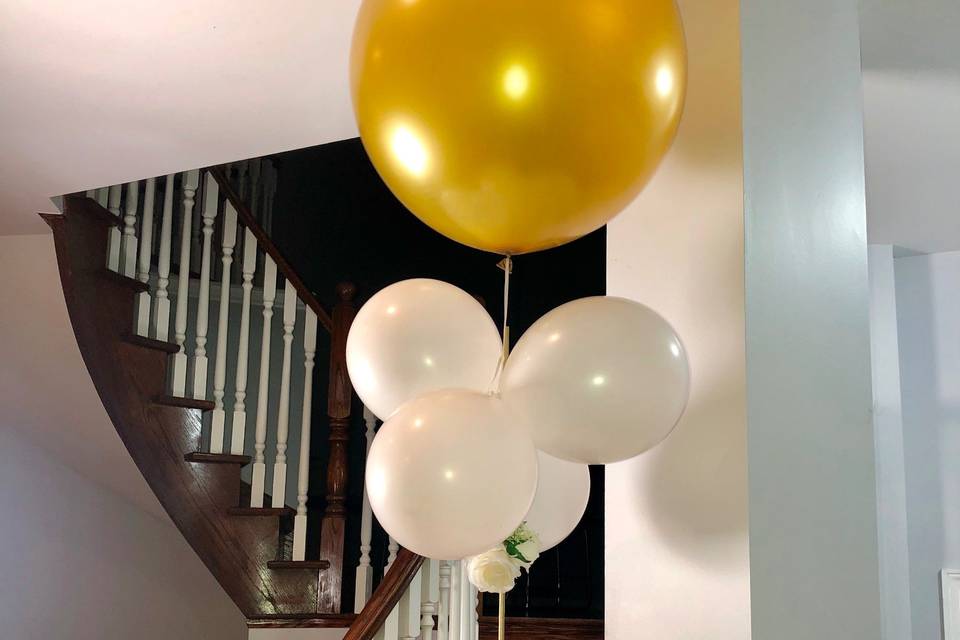 Gold balloon centrepiece