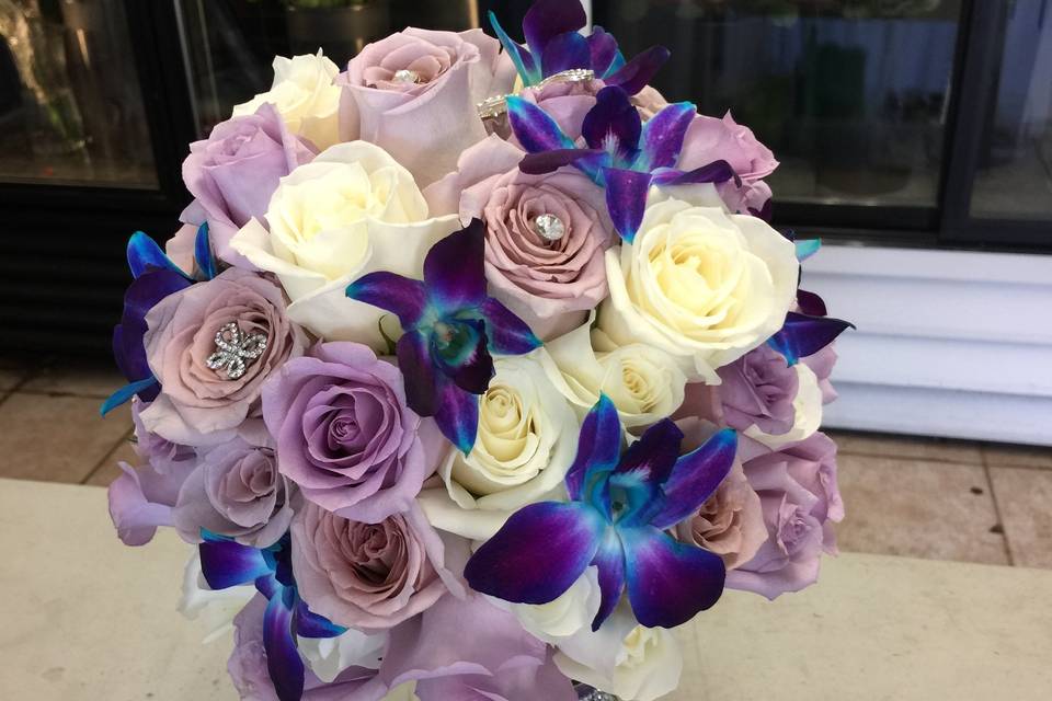 Lavender and ivory roses with