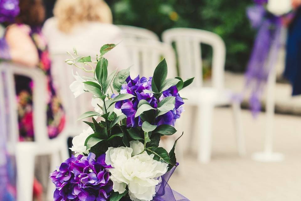 Blue and ivory roses