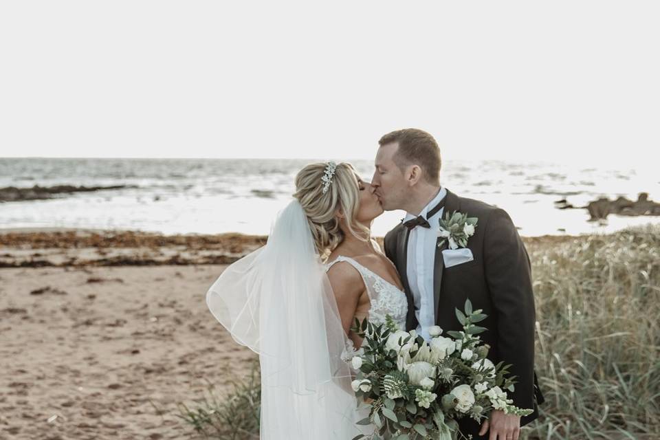 A kiss on the beach