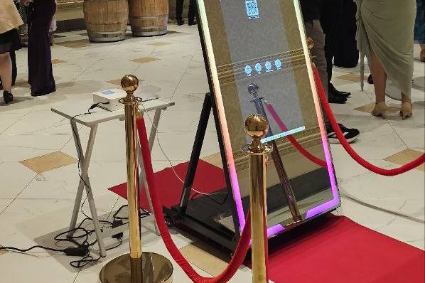 Mirror photo booth
