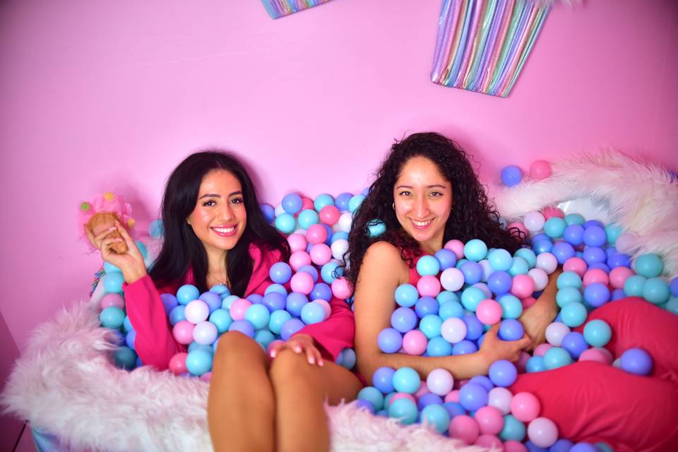 Ball pit set